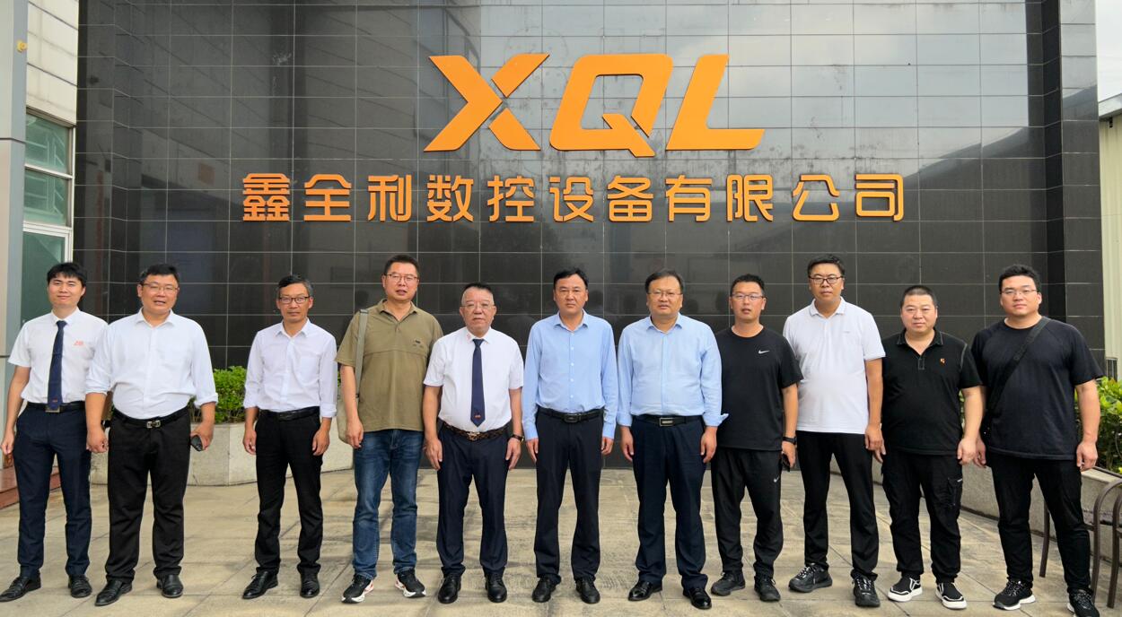 河南省南陽鎮平縣領導蒞臨鑫全利激光參觀指導工作！